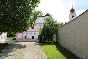 St. Valentin-Landschach, Pfarrhof, frühbarocke Anlage, im 20. Jh. stark erneuert