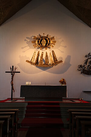 Bad Traunstein, Pfarrkirche hl. Georg, Blick auf den Hochaltar, Altarplastik von Alexander Silveri
