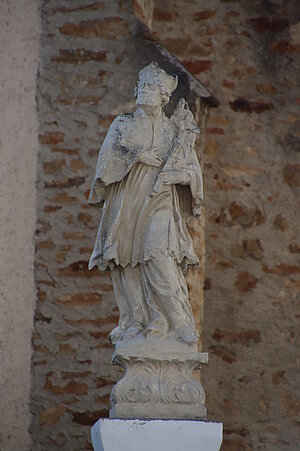 Gansbach, hl. Johannes Nepomuk, vor der Kirchenaufgang