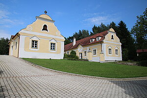 Krumbach, Pfarrhofensemble, erbaut 1636, 1771-72 Umbau in die heutige Gestalt