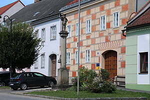 Thaya, Hauptstraße Nr. 22, Rathaus, Rolandsäule, 2. H. 17. Jh.