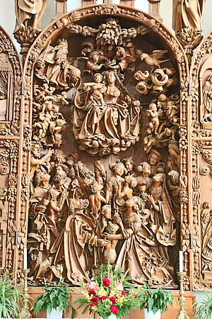 Mauer bei Melk, Pfarrkirche Mariä Geburt, Schnitzaltar, Kriechbaum-Werkstatt, 1509 - Maria mit Kind, von Heiligen verehrt