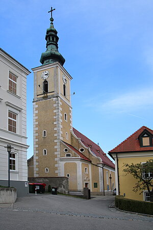 Oberwölbling, Pfarrkirche Hl. Petrus und Paulus, barockisierte spätgotische Staffelkirche, urspr. Burgkirche, dann Kirchenburg