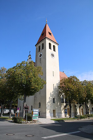 Enzersfeld, Pfarrkirche Mariae Geburt, 1908/09 errichtet, Hallenkirche mit Eckturm, im Außenbau  romanische Bauformen aufgreifend