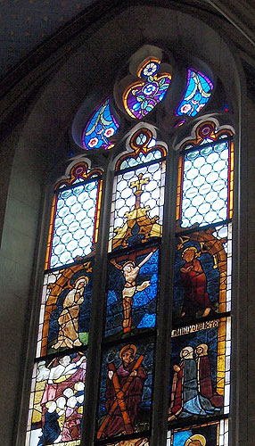 Glasgemälde, 15. Jh.: Maria, Christus am Kreuz, Johannes, Hl. Andreas, zwei Stifterinnen